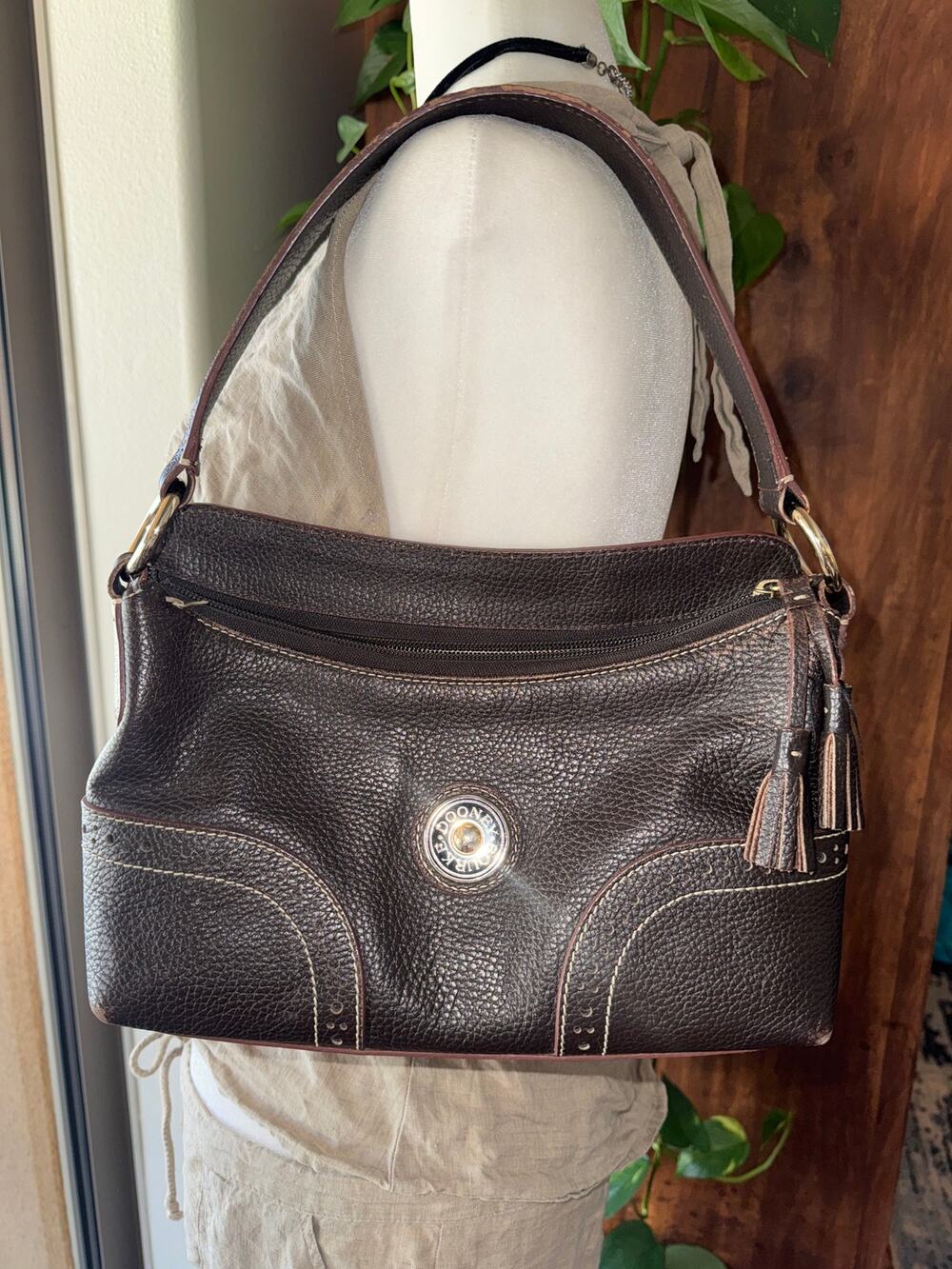 Vintage brown pebbles leather Dooney and Bourke Y2K handbag
Good condition